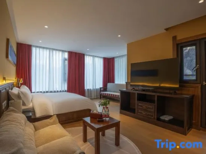 Luxury Double room with balcony and with mountain view