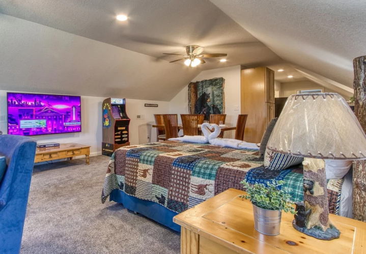 Rustic River Lodge by HoneyBearCabins