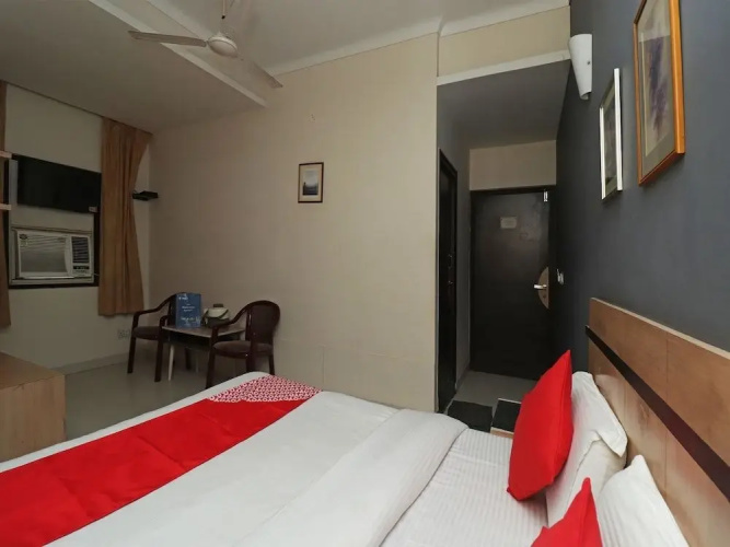 Hotel Girish