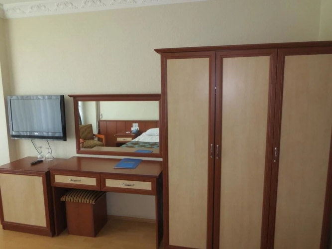 Eyna Hotel