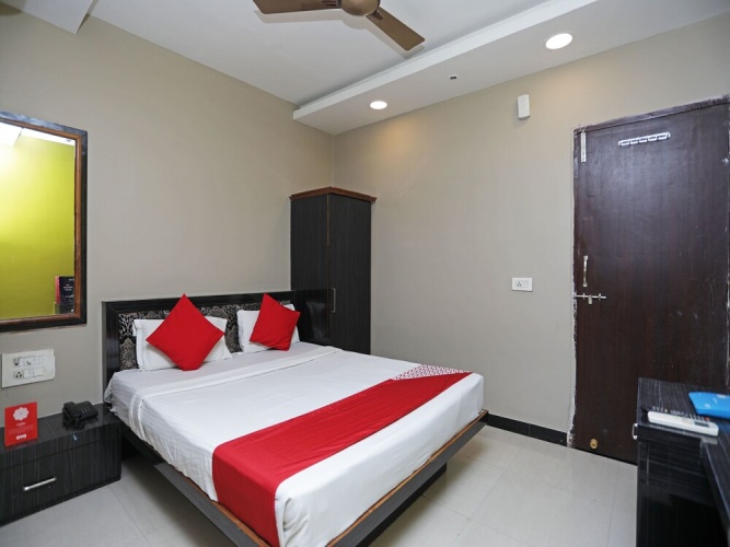 OYO 13392 Hotel Neeraj