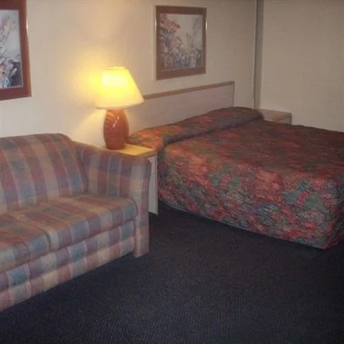 Super 7 Inn & Suites Saginaw