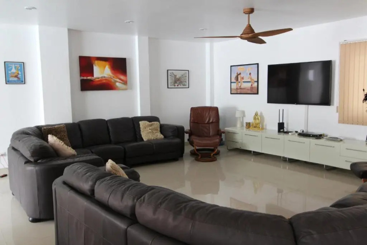 4 bedroom villa- sleeps 8