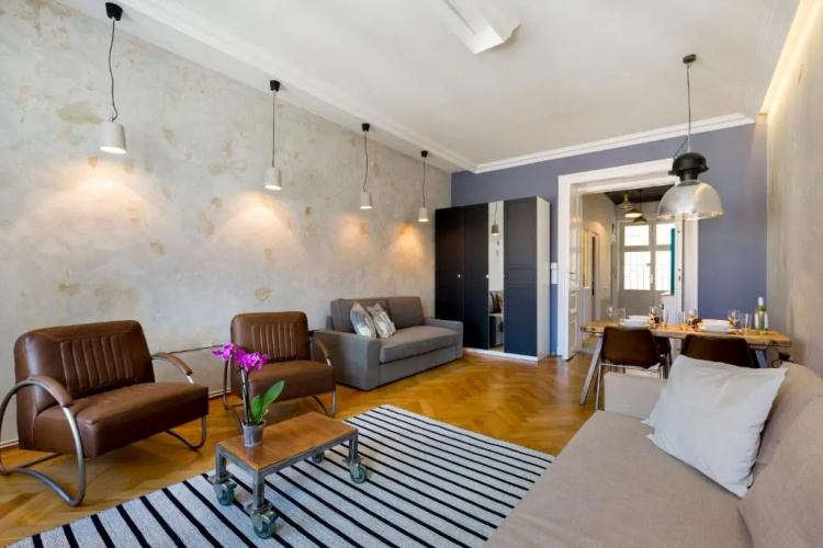 Designer Dream Home In The Absolute Center
