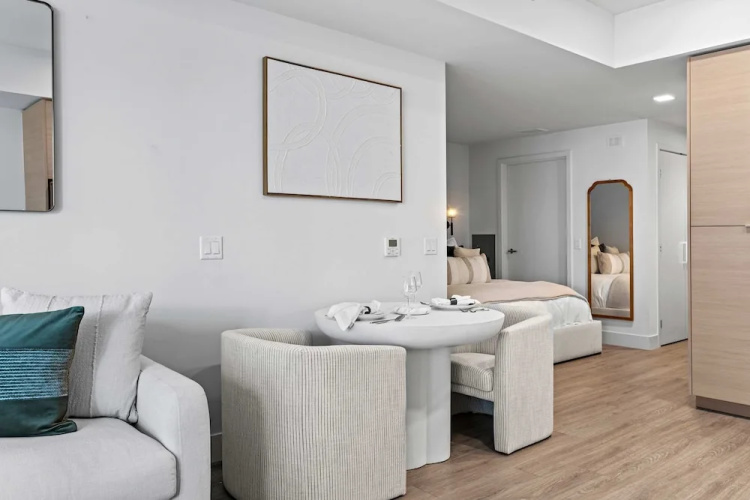 NEW Downtown Luxe King Suite Sauna Pool Access