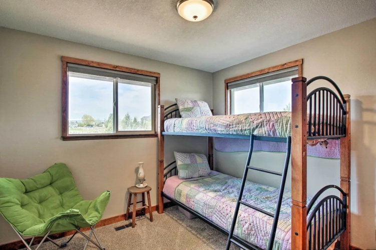 Updated Farmhouse w/ Deck on Central Oregon Canal!