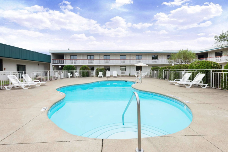 Super 8 By Wyndham Elyria photo 12