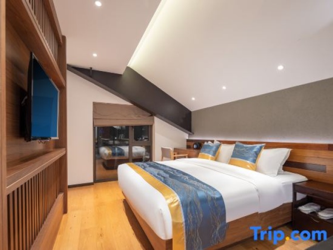 2 Bedrooms Suite with lake view