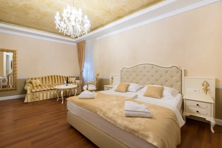 Deluxe Triple room with street view