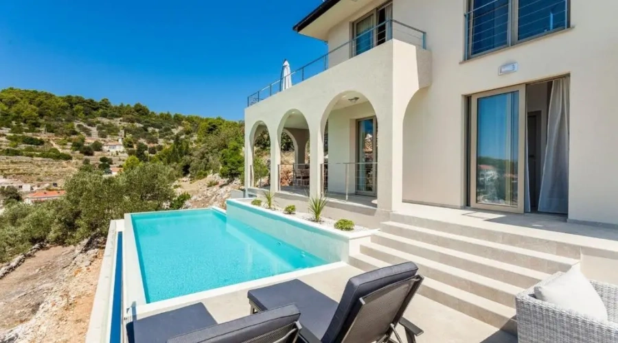 2 Bedrooms Villa