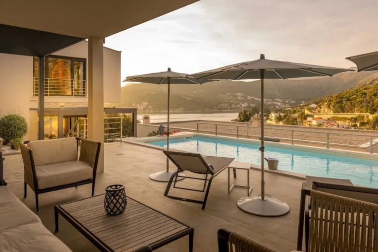5 Bedrooms Villa with balcony