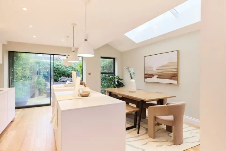 The Latimer Wonder - Stunning 5BDR House with Garden
