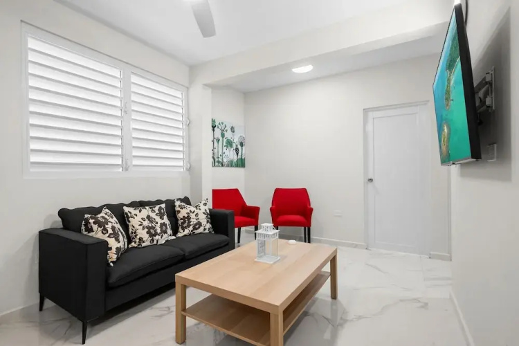 Modern 2 BR Apt Great Location Smart TV AC
