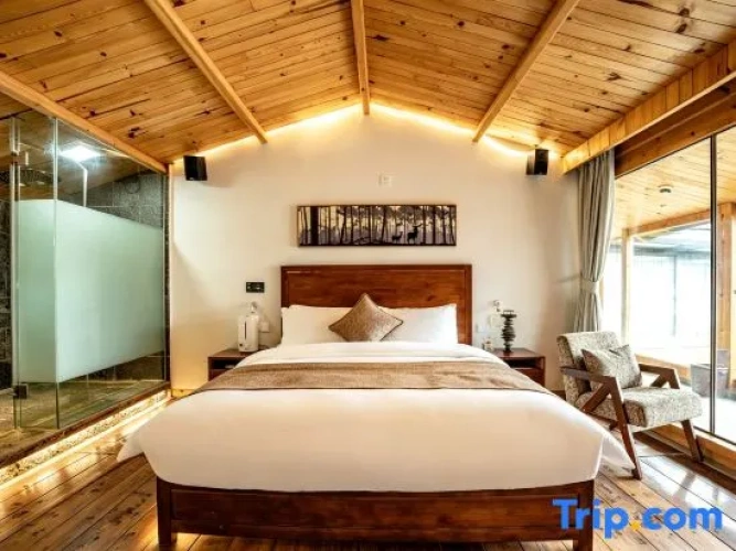 2 Bedrooms Family Suite with street view