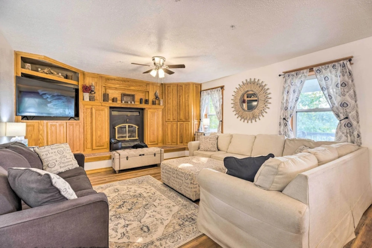'hilltop Hideaway' Branson Home w/ Trampoline!