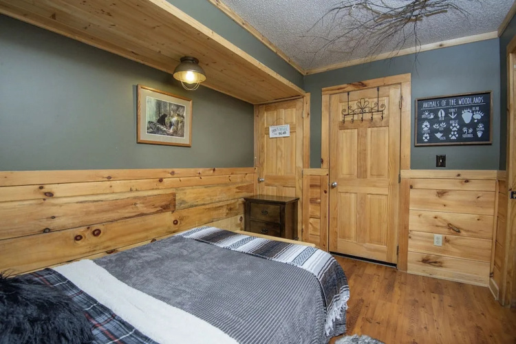 Knotty Pine by Eagles Ridge Resort