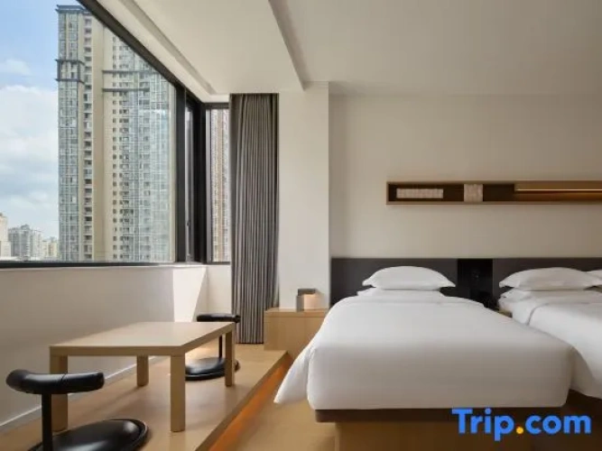 Standard Family room with street view