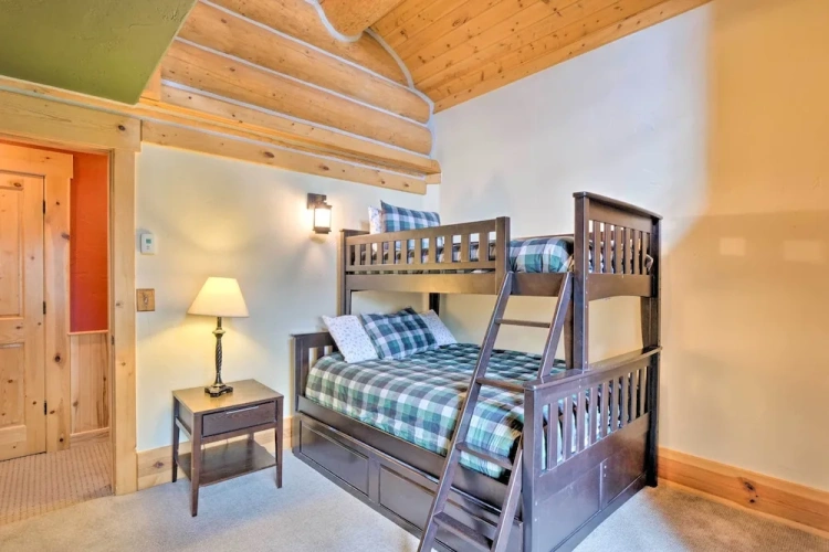 5 Bedrooms Cottage
