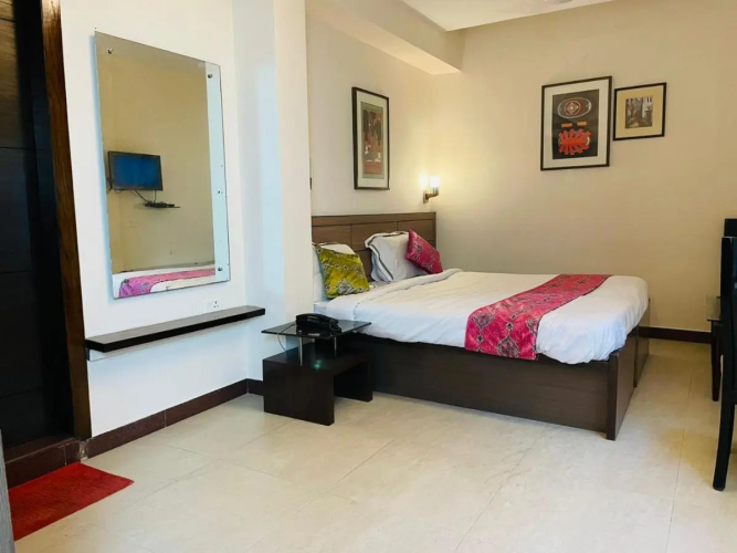 Hotel Crystal Retreat