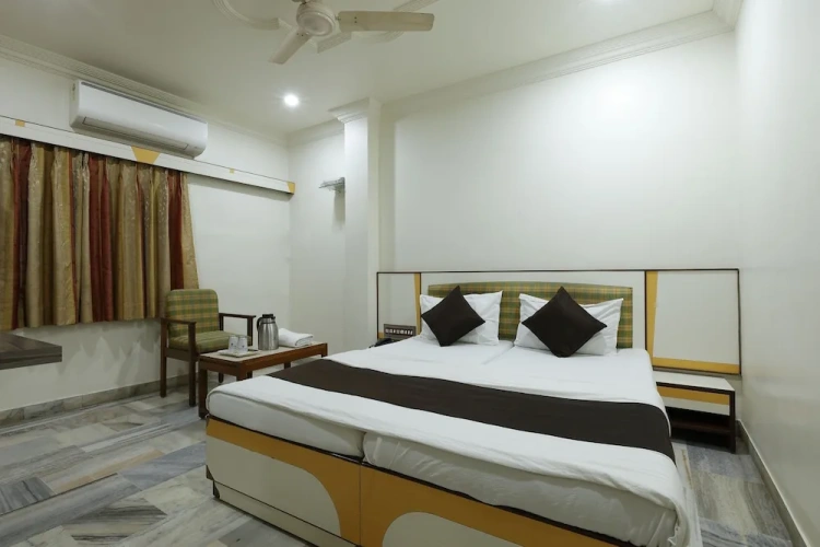 Standard Triple room with city view