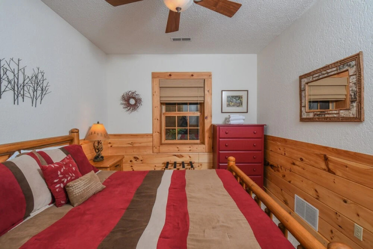 Old Bruin's Den 4 Bedroom House