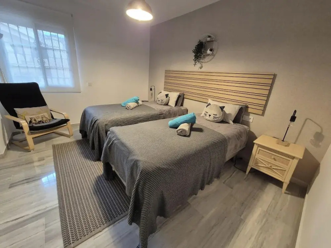 Duplex Apt, 3 Bedroom, Sleeps 6, Pool