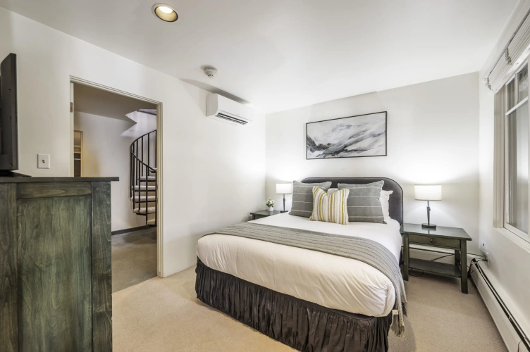 2 BR 3BA Condo - A C Heated Pool Walk to Town