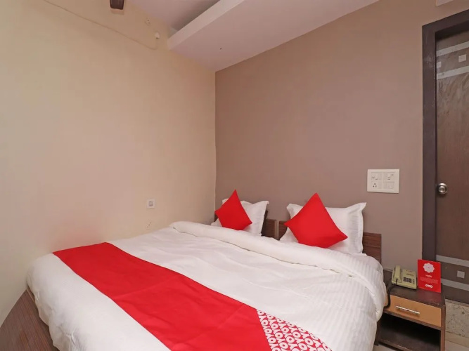 OYO 29345 Hotel Samrat