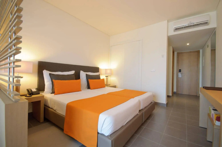 Hotel Oasis Salinas Sea