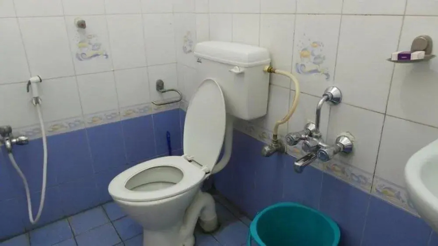 Iroomz Royal Inn