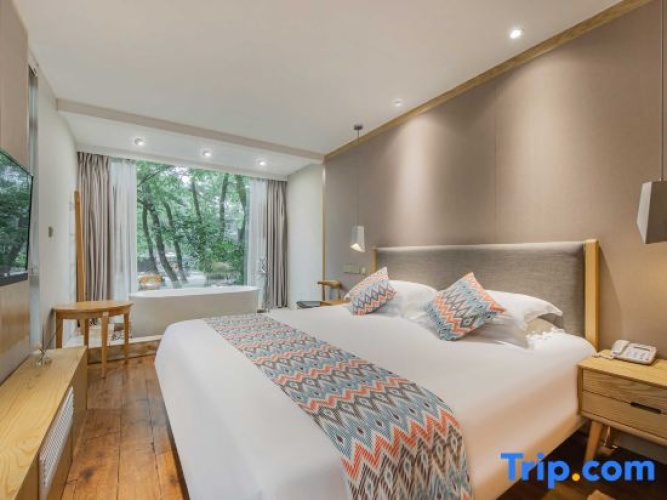 1 Bedroom Suite with mountain view
