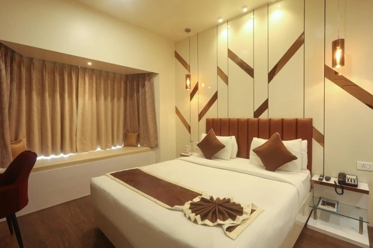 OYO Premium Deccan Apte Road