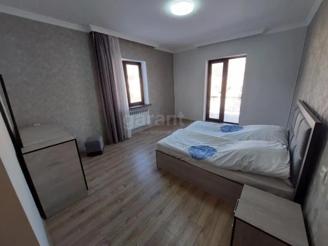 5 Bedrooms Cottage