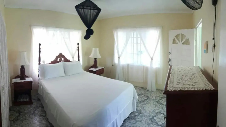 Rock Side 3 Bedroom Villa On the Beach