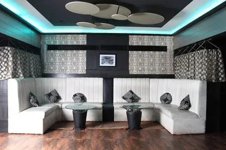 Hotel Dee Cee Manor