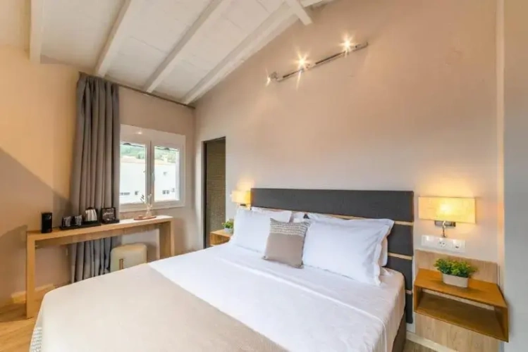 Suite with balcony and with partial sea view