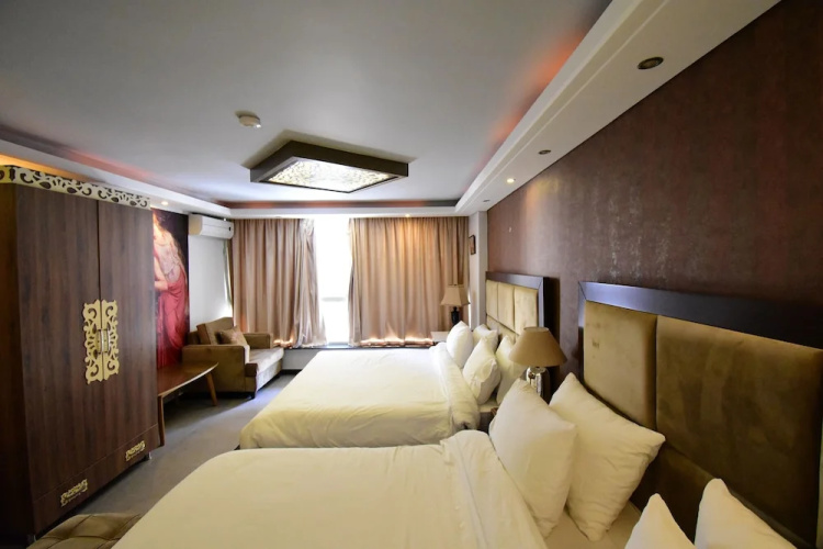 Crown Royal Hotel Tyr