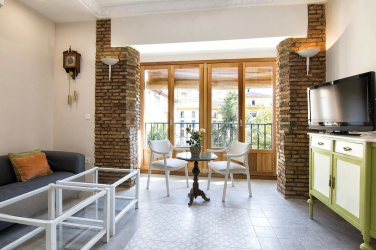 Bright & Elegant City Centre 3 BR Apart