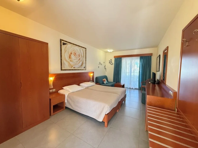 Standard room with balcony and with partial sea view
