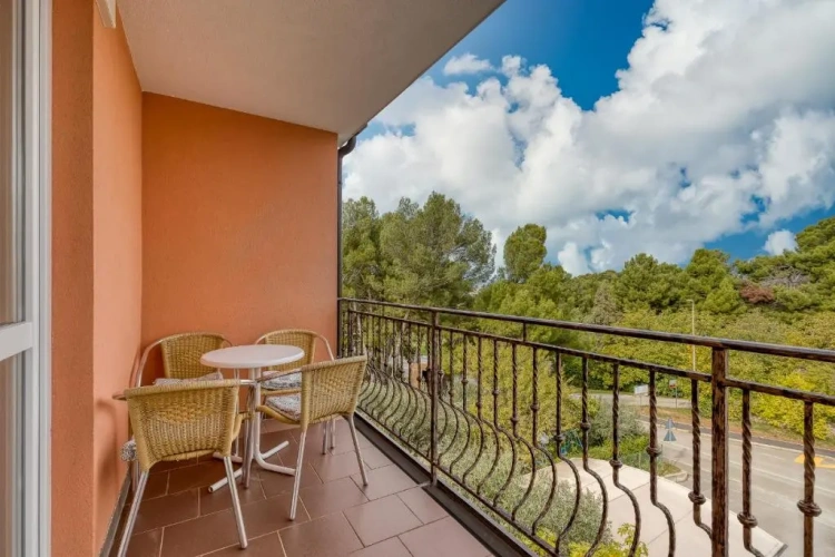 3 Bedrooms Apartment