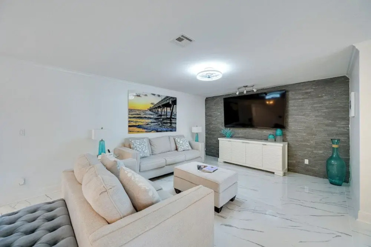 Pool & Spa: Luxe Home in Naples!