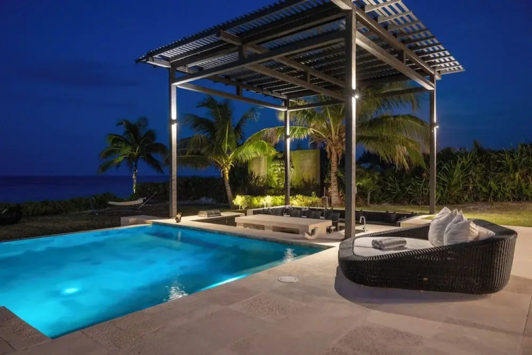 Oceanfront Oasis: Renovated Villa With Pool