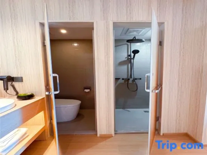 1 Bedroom Deluxe Suite with river view