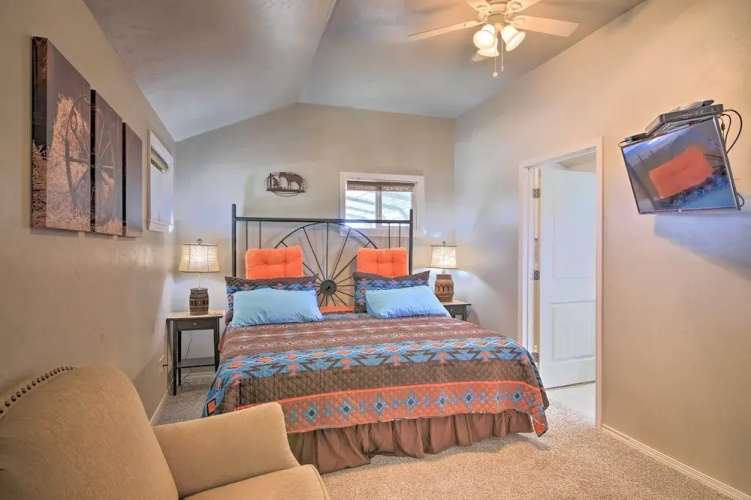 Updated Cabin w/ Fire Pit - 1 Mile From Downtown!