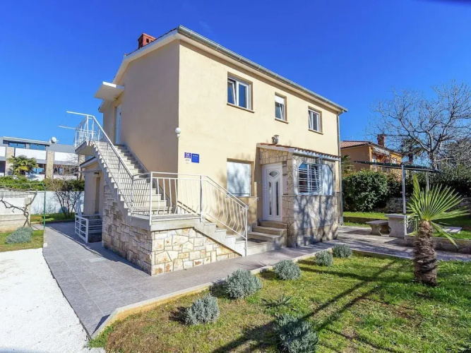 Apartment With Terrace and Pet-friendly