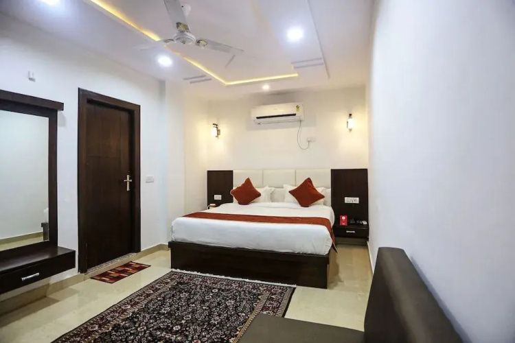 OYO 6388 Hotel NR Inn