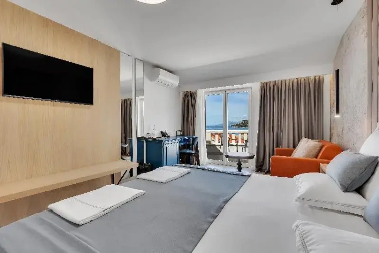 Standard Double room with balcony and with partial sea view