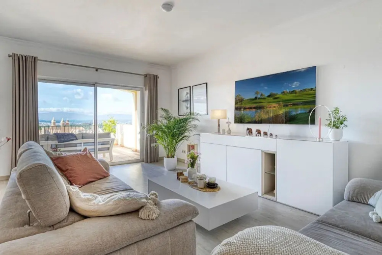 7 Boa Nova Immaculately Presented TWO Storey TOW