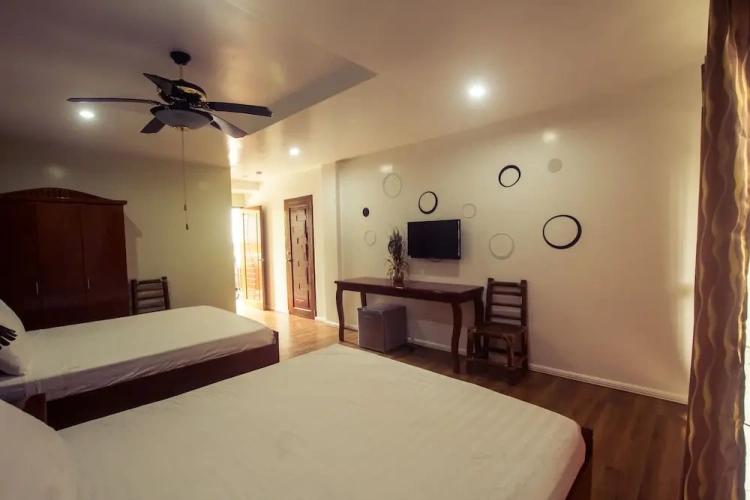 Deluxe Quadruple room with balcony and with partial ocean view