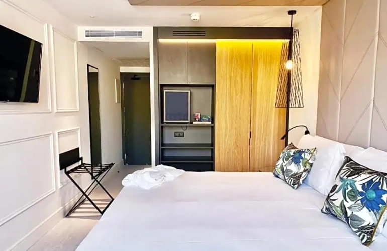 Double room with city view